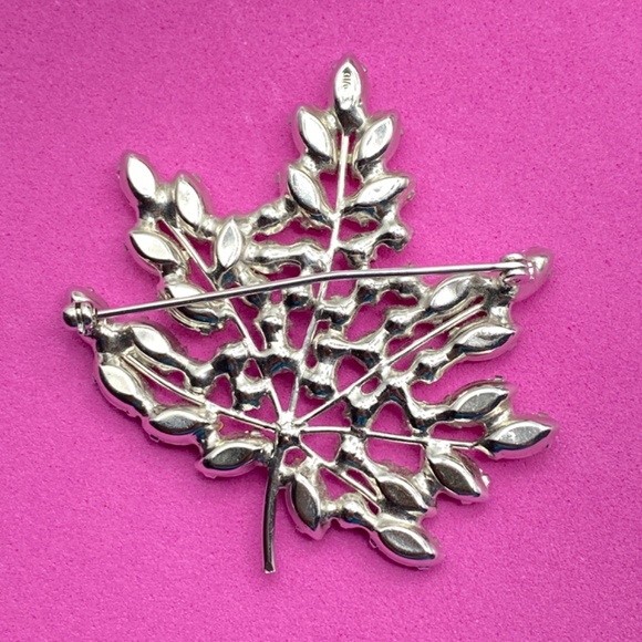 Vintage B. DAVID Crystal Rhinestone Maple Leaf Brooch - Picture 5 of 6